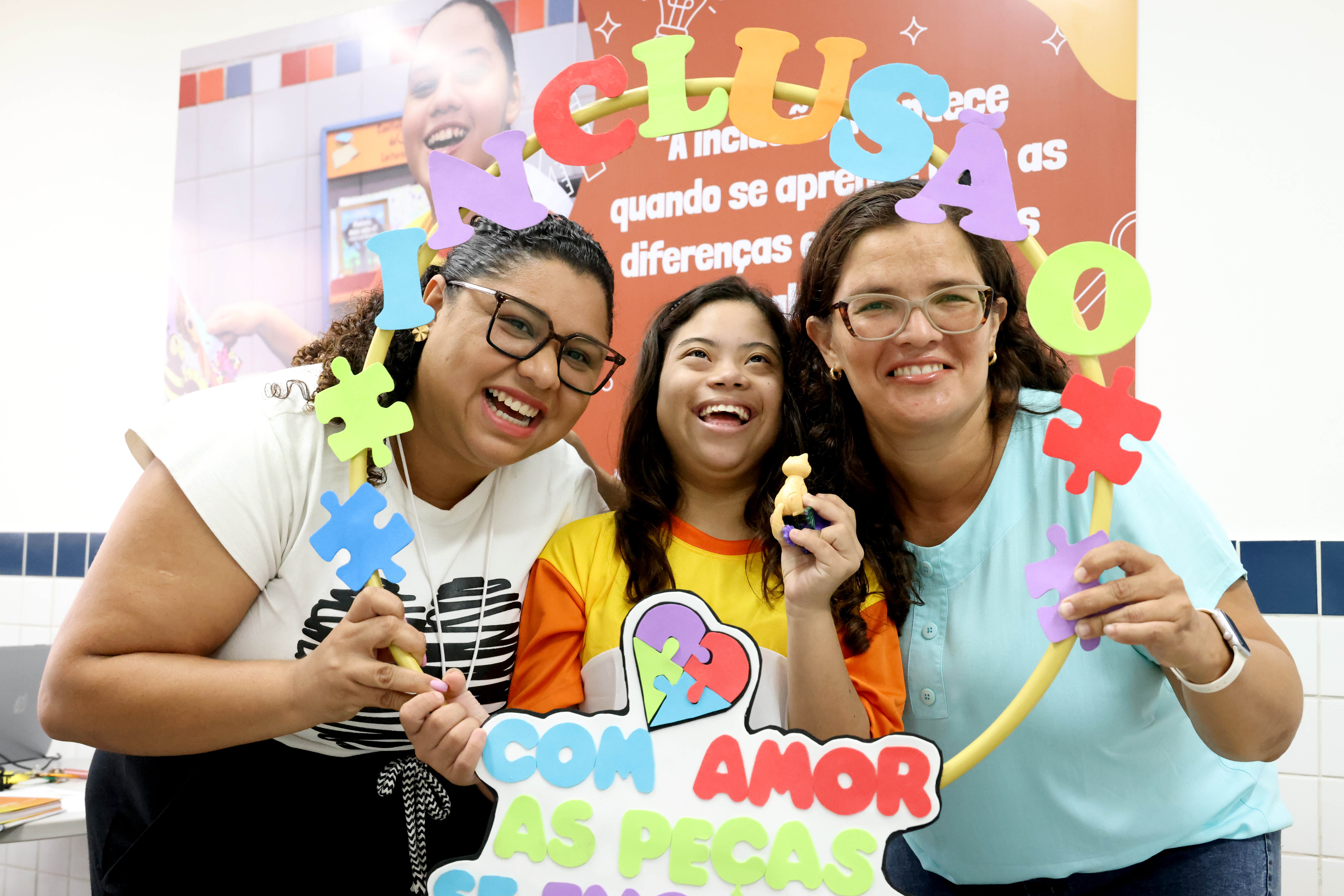Ana Clara Costa posa para a foto sorrindo ao lado de suas professoras